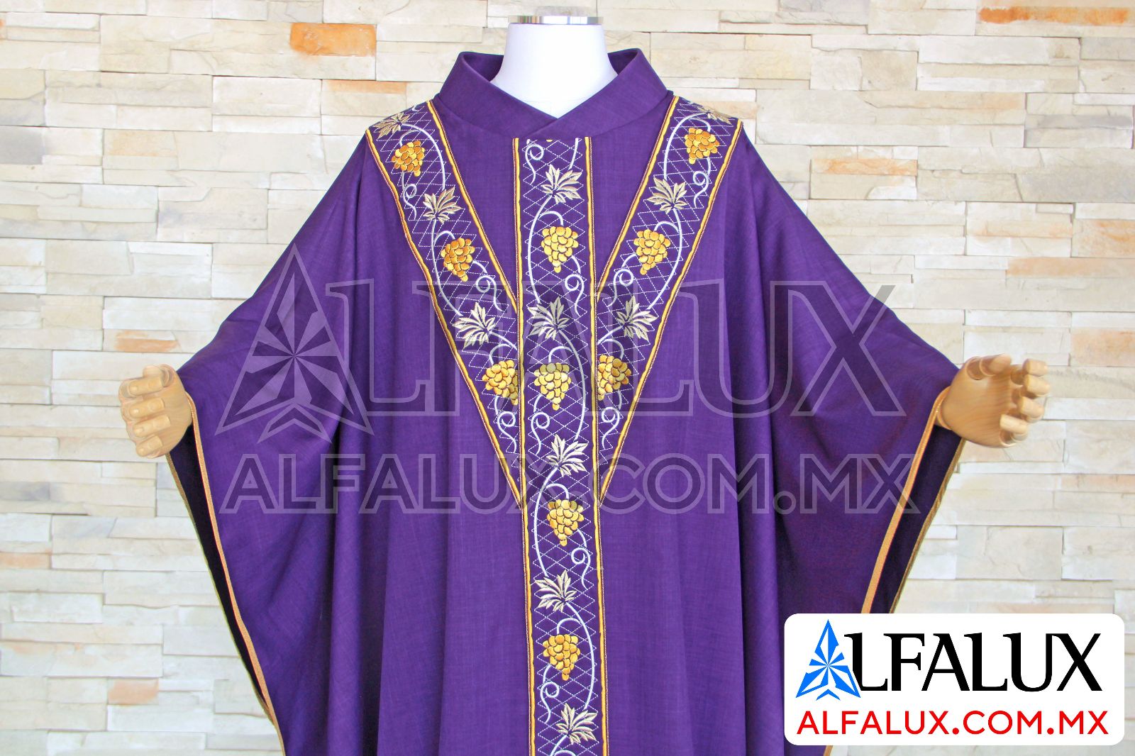 03 UVAS Casulla Alfalux TRINITY YE Central Morado 410 (5)